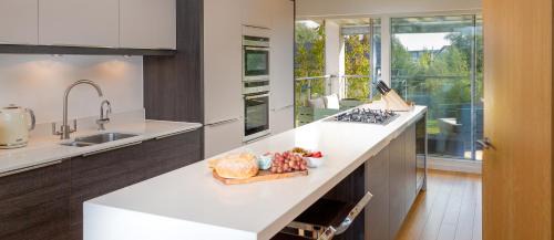 Cirencester House | Lakeside property with spa access on a nature reserve Owls Hoot HM69