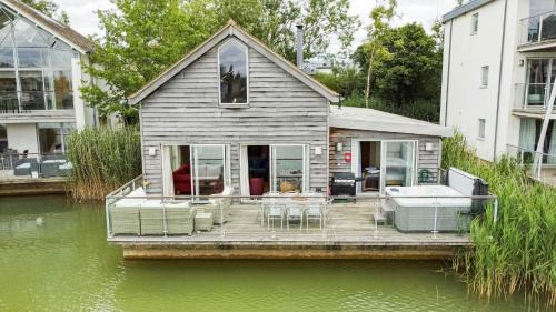 Cirencester House | Lakeside property with hot tub Barn Owl HM08