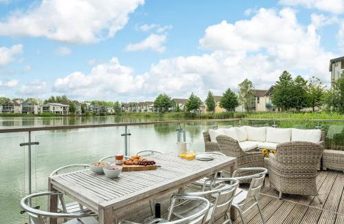 Cirencester House | Lakeside property with hot tub Barn Owl HM08