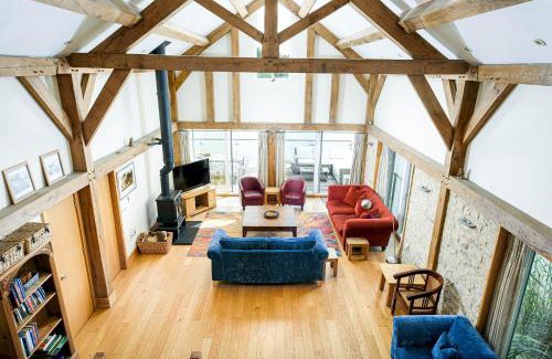 Cirencester House | Lakeside property with hot tub Barn Owl HM08