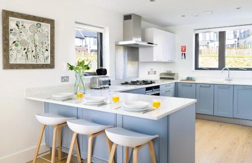 Holworth House | Lakeside property with spa access on a nature reserve Kirrin Barn BV26