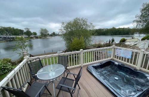 Tattershall House | Lakeside Retreat 3 with hot tub, private fishing peg situated at Tattershall Lakes Country Park