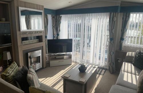 Tattershall House | Lakeside Retreat 3 with hot tub, private fishing peg situated at Tattershall Lakes Country Park