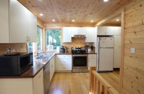 Dysart et al House | Lakeside Retreat: A Nature Lover’s Escape