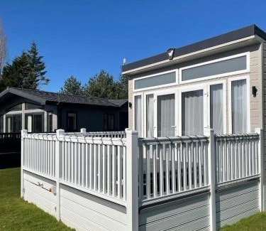 Allerthorpe Cabin | Lakeside Retreat Lodge With Hot Tub
