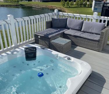 Allerthorpe Cabin | Lakeside Retreat Lodge With Hot Tub