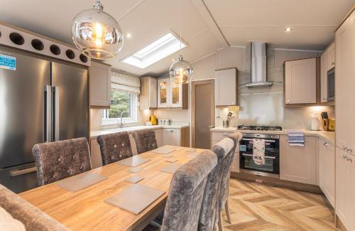 Allerthorpe Cabin | Lakeside Retreat Lodge With Hot Tub