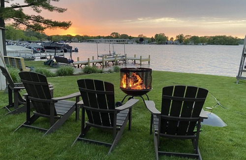 Pewaukee House | Lakeside Retreat - Newly Remodeled 3 Bdrm+ Loft House on Beautiful Pewaukee Lake