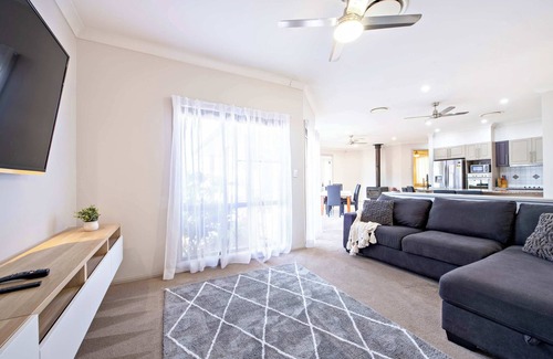 Dubbo House | Lakeside Retreat - Pool, Close to Zoo & Golf Club