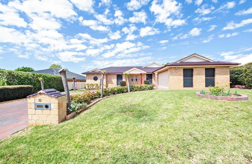 Dubbo House | Lakeside Retreat - Pool, Close to Zoo & Golf Club
