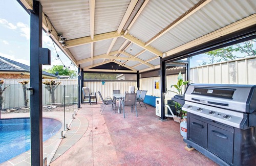 Dubbo House | Lakeside Retreat - Pool, Close to Zoo & Golf Club