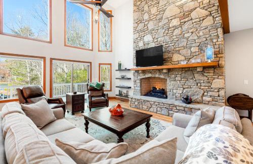 Brevard House | Lakeside Retreat