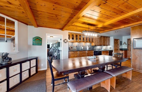 Bass Lake Cabin | Lakeside Serenity with Vintage Charm & Modern Comfort – Bass Lake, CA