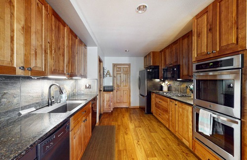 Bass Lake Cabin | Lakeside Serenity with Vintage Charm & Modern Comfort – Bass Lake, CA