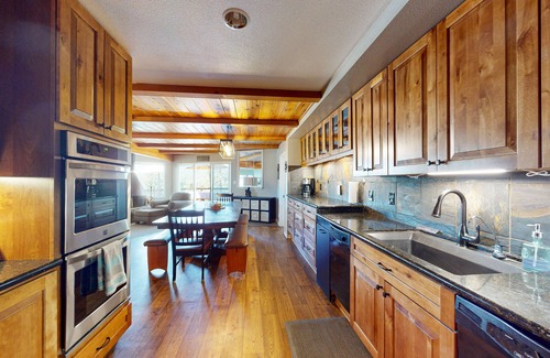 Bass Lake Cabin | Lakeside Serenity with Vintage Charm & Modern Comfort – Bass Lake, CA