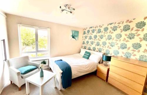 West Thurrock Apartment | Lakeside Spacious 3 Bedroom House