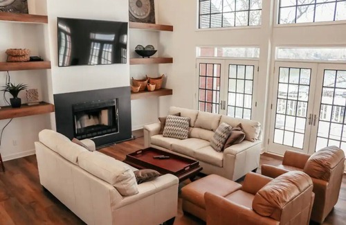 Tri-Cities House | Lakeside Spacious 5 Bedroom House!