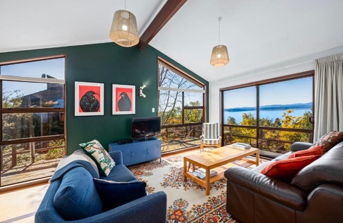 Omori House | Lakeside Stunner - Omori Holiday Home