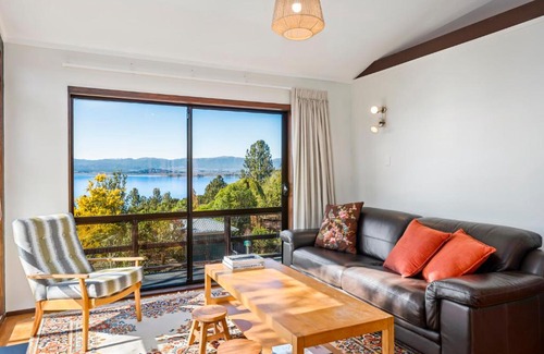 Omori House | Lakeside Stunner - Omori Holiday Home