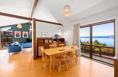 Omori House | Lakeside Stunner - Omori Holiday Home