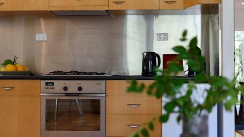 Daylesford Apartment | Lakeside Suite 4 - Lake View & Spa Bath