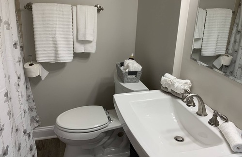 West Irondequoit House | Lakeside Sun&Fun- Devine vacation home near beach, Seabreeze & Port of Rochester