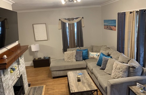 West Irondequoit House | Lakeside Sun&Fun- Devine vacation home near beach, Seabreeze & Port of Rochester