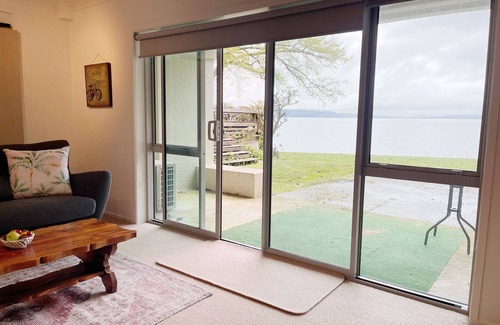 Ngongotaha Apartment | Lakeside &Tennis Court Paradise