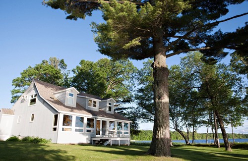 Deerwood House | Lakeside Tranquility in the heart of Lake Country