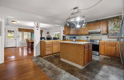 Mid America House | Lakeside Treasure w/Hot Tub, Canoe & Kayaks - Comfortably Sleeps 11