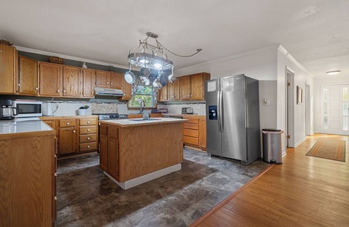 Mid America House | Lakeside Treasure w/Hot Tub, Canoe & Kayaks - Comfortably Sleeps 11