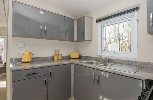King's Lynn Cottage | LAKESIDE VIEW, with hot tub in King's Lynn
