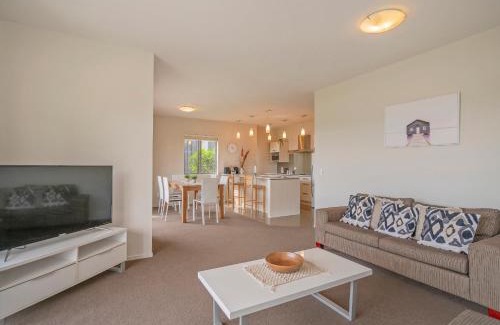 Matarangi House | Lakeside Villa Retreat - Matarangi Downstairs Unit