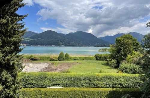 Abwinkl House | Lakeside Villa with Guest House at the northern edge of the Bavarian Alps.n