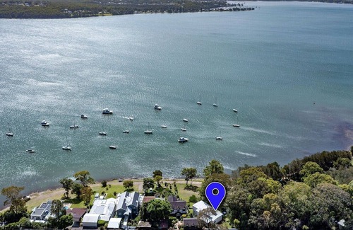 Eleebana House | Lakeside waterfront, beautiful boardwalk to cafes & shops