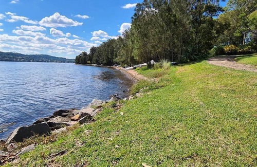 Eleebana House | Lakeside waterfront, beautiful boardwalk to cafes & shops