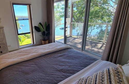 Eleebana House | Lakeside waterfront, beautiful boardwalk to cafes & shops
