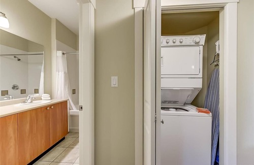 Westbank House | LAKESIDE WITH SPECTACULAR VIEW | OKANAGAN GALLERY