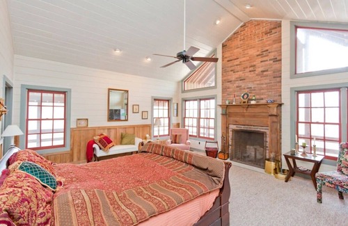 Franklin Cabin | LakeTrail Lodge E-Wing- outside hottub opt LT-EW
