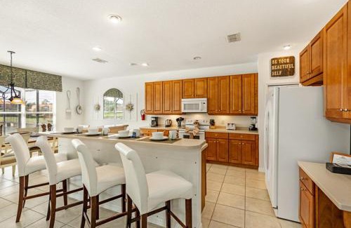 Bellavida House | Lakeview 6-Bedroom Retreat with Game Room, Private Pool, Spa & Resort Amenities - Ideal for Families & Groups