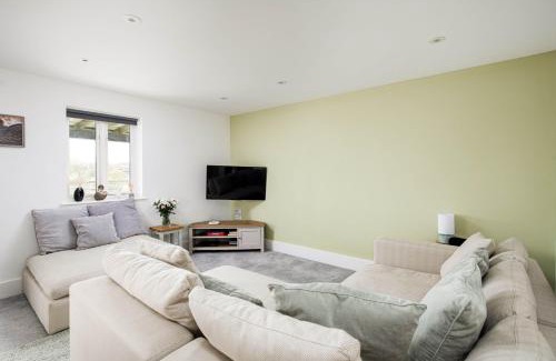 Cirencester Apartment | Lakeview apartment with a Spa on a nature reserve Wigeon HM110