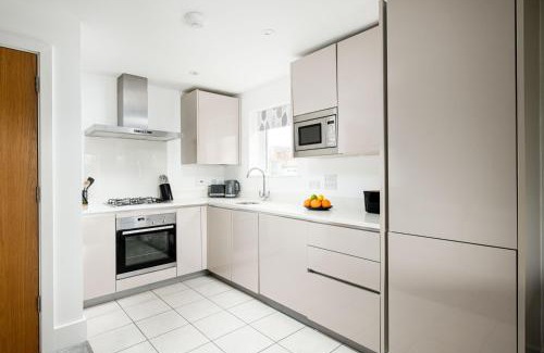 Cirencester Apartment | Lakeview apartment with a Spa on a nature reserve Wigeon HM110