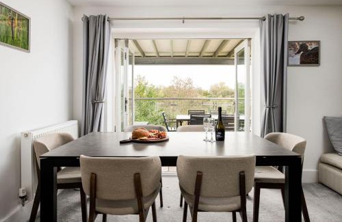 Cirencester Apartment | Lakeview apartment with a Spa on a nature reserve Wigeon HM110