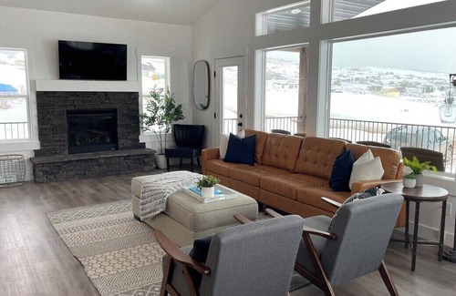 Sweetwater House | Lakeview at Bear Lake · New! Spacious home w/lakeview, movie room, hot tub