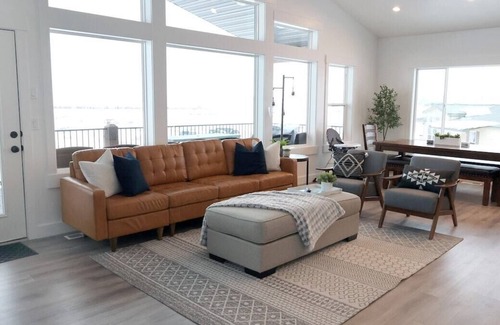 Sweetwater House | Lakeview at Bear Lake · New! Spacious home w/lakeview, movie room, hot tub