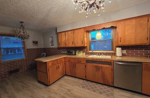 Lorain House | Lakeview Beach BungalownLighthouse/3 Beds/Game Room/PetsnEntry Ramp available
