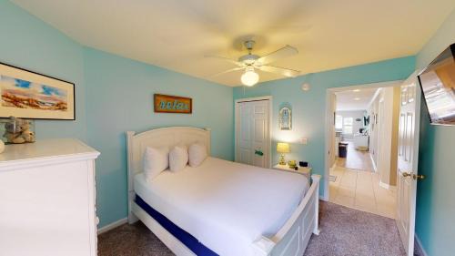 Pawleys Island Villa | Lakeview Bliss True Blue 3BR Villa Pool Access