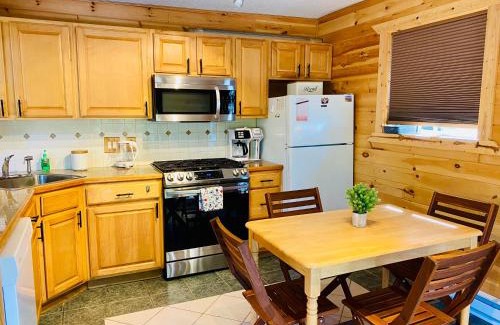 Hamlin House | Lakeview Cabin in The Hideout