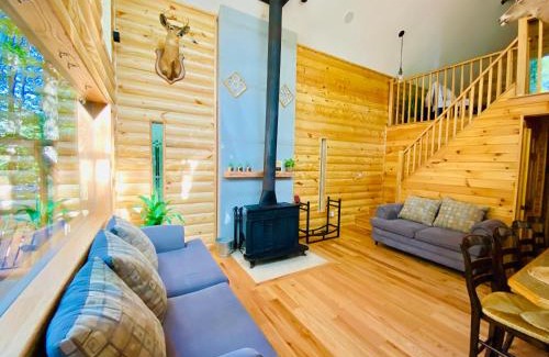 Hamlin House | Lakeview Cabin in The Hideout