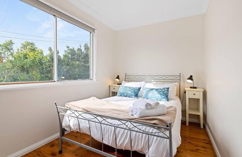 Toukley House | Lakeview Cottage - Toukley